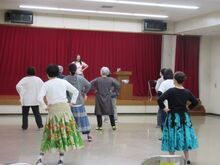 写真:腰の動かし方の説明