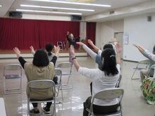 写真:ハンドモーションの説明をしている様子