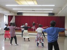 写真:曲に合わせて踊っている様子