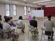 写真：曲の説明をしている様子