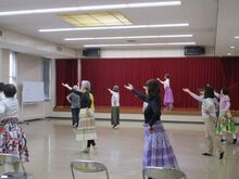 写真：曲に合わせて踊っている様子