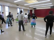 写真：腰を回しながらステップを踏む練習