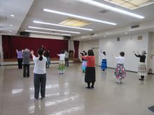 写真：腕の位置の確認をしている様子