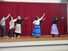 写真：練習の成果をステージで発表