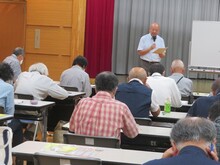 写真：講師が全5回の講座内容について説明している様子