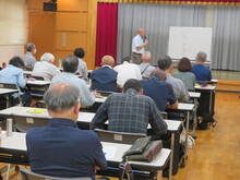 写真：講師が徳川吉宗の政策について説明している様子