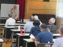 写真：貸本業について説明している様子
