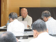 写真：版元と戯作作者の関係について説明している様子