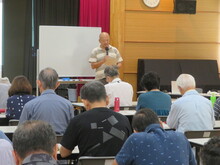 写真：講師が「東海道中膝栗毛」について説明している様子