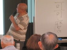写真：講師が「錦絵」について説明している様子