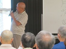 写真：一橋治済のお墓について説明している様子