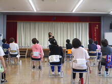 写真：手を肩に置いて首を倒している様子