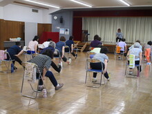 写真：椅子に座ってストレッチをしている様子