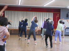 写真：エアロビクスを行っている様子