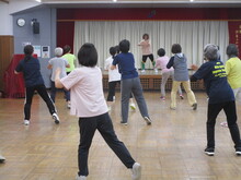写真：音楽に合わせて踊っている様子