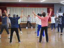 写真：ラテン音楽に合わせてズンバを行っている様子