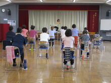 写真：椅子を使ったスクワットをしている様子