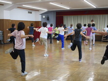 写真：音楽に合わせてエアロビクスを行っている様子
