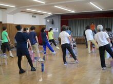 写真:足を上げる運動をしている様子