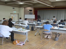 写真：講師が説明している様子