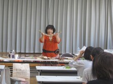 写真：講師が説明している様子