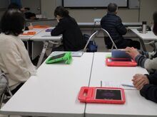 写真:タブレットの使い方を聴いている様子