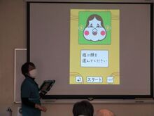 写真：講師が説明している様子