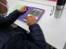 写真：タブレットに絵を描いている様子