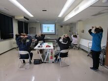 写真：講師と一緒にトレーニングしている様子