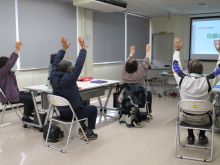 写真：脳と体を同時に使う体操を行っている様子