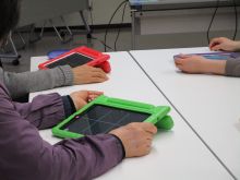 写真：タブレットを使ってトレーニングをしている様子