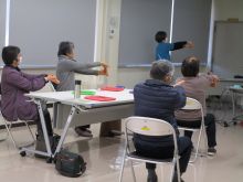 写真：リラックス体操をしている様子