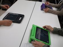 写真：タブレットを使ってトレーニングをしている様子