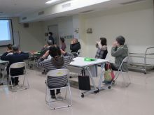 写真：スクリーンを見ながらトレーニングをしている様子