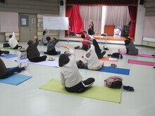 写真：腋の下を伸ばしている様子