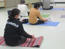 写真：足裏をマッサージしている様子