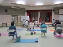 写真：講師が説明している様子