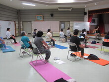 写真：足裏をマッサージしている様子