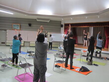 写真：腋の下をマッサージしている様子