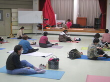 写真：ラップの芯でマッサージしている様子