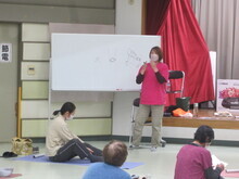 写真：講師が説明している様子