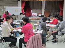 写真：二人組でマッサージしている様子