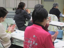 写真：手のひらをマッサージしている様子