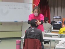 写真：講師がマッサージのアドバイスをしている様子