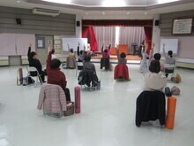 写真：腕を上げている様子