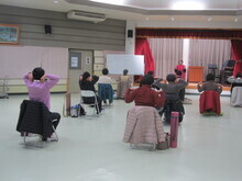 写真：肩をまわしている様子