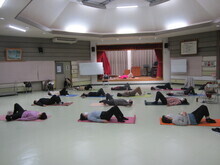 写真：股関節のストレッチをしている様子