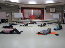 写真:腹部のマッサージを行っている様子