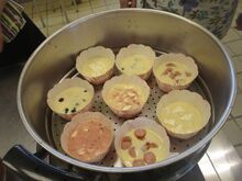 写真:型に入れた生地を蒸し器に入れたところ