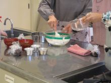 写真:白玉粉に水を加えて混ぜている様子